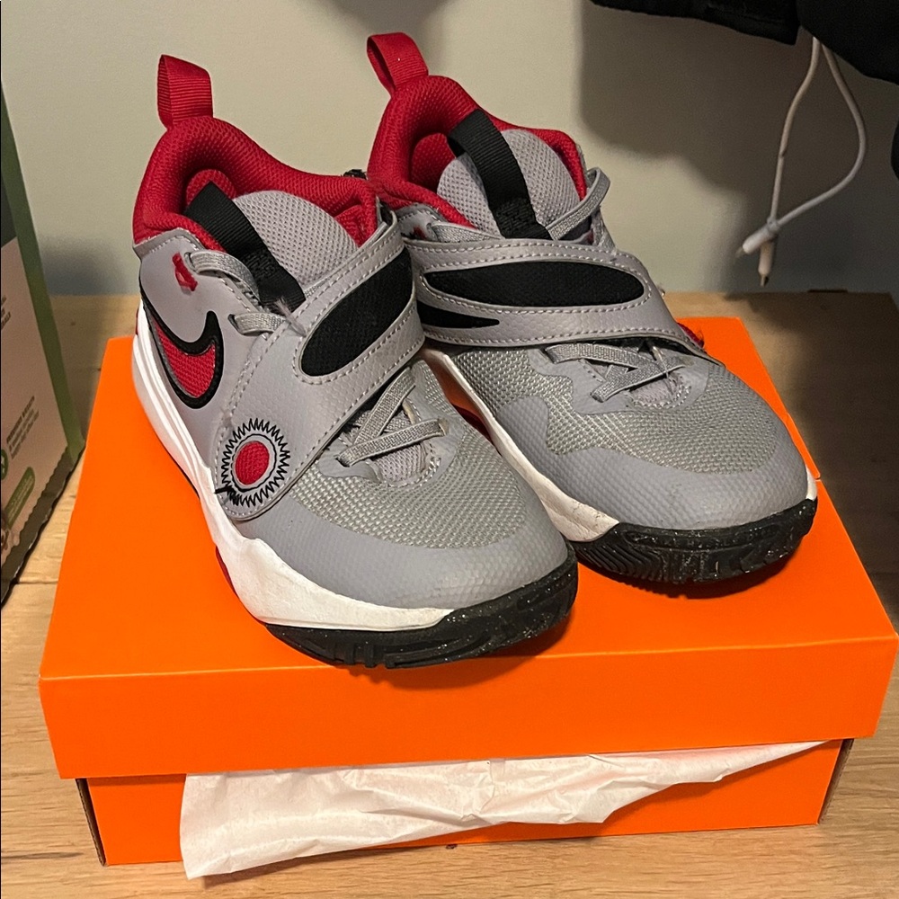 Nike Team Hustle Grey/Red 1Y